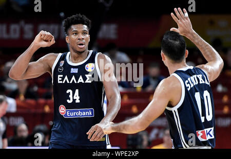 (190909) -- SHENZHEN, July 9, 2019 (Xinhua) -- Giannis Antetokounmpo (L) de la Grèce célèbre avec coéquipier Kostas Sloukas pendant le groupe K match entre la République tchèque et la Grèce lors de la Coupe du Monde de la FIBA 2019 à Shenzhen, province du Guangdong en Chine du sud, le 9 septembre 2019. (Xinhua/Xu Chang) Banque D'Images