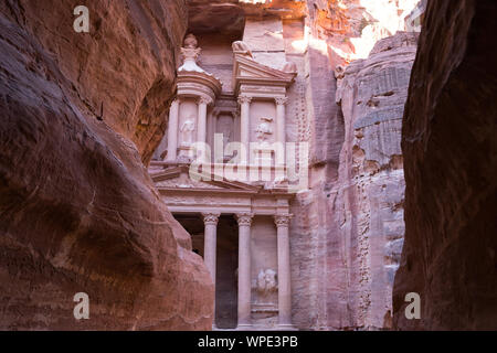 Vue sur le Conseil du Trésor (Al-Khazneh) de la Siq à Petra, Jordanie Banque D'Images