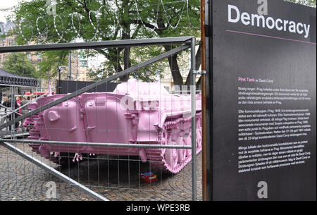 Stockholm, Suède. 09Th Sep 2019. Le réservoir Rose : Nous essayons constamment de la démocratie par l'artiste tchèque David Cerny est vu à Stockholm, Suède, le 9 septembre 2019, à l'occasion du 30e anniversaire de la révolution de velours en Tchécoslovaquie. Tereza Supova Crédit : CTK/Photo/Alamy Live News Banque D'Images