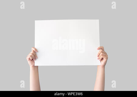 Main tenant le papier vierge blanc isolé sur fond gris avec clipping path Banque D'Images
