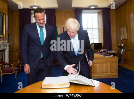 Dublin, Irlande. Sep 9, 2019. Boris Johnson à Dublin pour Brexit parle Premier ministre britannique Boris Johnson arrive dans un Taoiseach et leader du Fine Gael Leo Varadkar bureau à des édifices gouvernementaux à Dublin. Il est illustré de signer le livre des visiteurs, ils se rencontrent pour des discussions sur l'Irlande du Nord et le problème des frontières crise Bexit.Photo Leon Farrell/Rollingnews RollingNews.ie : Crédit.ie/Alamy Live News Banque D'Images