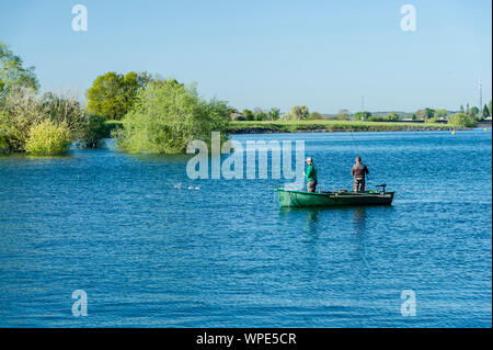 "Le Lac d'Orient" (lac artificiel au nord-est de la France) dans le "parc naturel régional de la forêt d'Orient Parc Naturel Régional". Les pêcheurs à bord Banque D'Images