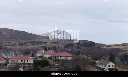 Le vieil homme de Storr vu de Portree, Skye Banque D'Images