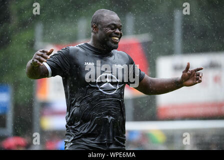 La bonne humeur malgré la pluie : l'équipe de Gerald Asamoah (Reste du Monde). Pour un match de bienfaisance retourne le 108 fois acteur national Jürgen 000 linsmann après Suhr. La cause de l'organisme de bienfaisance match est l'inauguration de la maison des enfants, K 19, un projet de la fondation Agapedia par K linsman n. GES/football/match de bienfaisance : Équipe Schwaben - Équipe Reste du monde, Football 08.09.2019 Match de bienfaisance/équipe : Schwaben par rapport à l'équipe, Reste du monde, SC Geislingen, Septembre 8, 2019 | dans le monde entier Banque D'Images