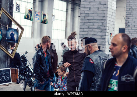 Biélorussie, Minsk, le 17 mai 2015, rue Oktyabrskaya, biker festival. les visiteurs de l'exposition de moto dans la cabine. Banque D'Images