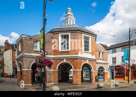 High Wycombe, en Angleterre - le bâtiment Cornmarket sur High Street. Le bâtiment date du 17ème siècle. Banque D'Images