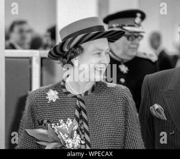 La Reine ouvre le nouveau Norwich et Peterborough Building Society building en 1988 Banque D'Images