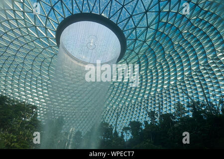 La pluie à l'intérieur du vortex incroyable bijou complexe commercial de vente au détail à l'aéroport de Changi Banque D'Images