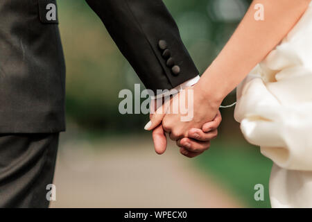 Close up. mariée et le marié à marcher ensemble. Banque D'Images
