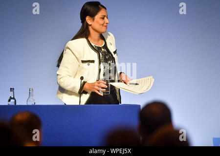 Secrétaire d'accueil Priti Patel se prépare à prendre la parole lors de la Conférence de l'Association des directeurs de police à Stratford upon Avon. Le lundi 9 septembre, 2019. Voir les commissaires de police story PA. Crédit photo doit se lire : Jacob King/PA Wire Banque D'Images