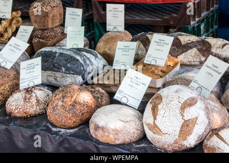 Une variété de pain bio sur les agriculteurs market stall Banque D'Images