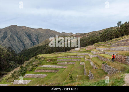 Jeune homme voyageant seul touristique dans la vallée sacrée. Homme Solo hiker with backpack visiter les ruines inca, monument en région de Cuzco, Pérou, Amérique du Sud Banque D'Images