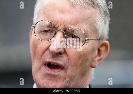 Le député de Leeds Central du Travail, Hilary Benn, devant les Maisons du Parlement à Westminster, Londres. Il a été confirmé par Downing Street, que le Parlement sera prorogé à la fermeture des bureaux aujourd'hui. Banque D'Images