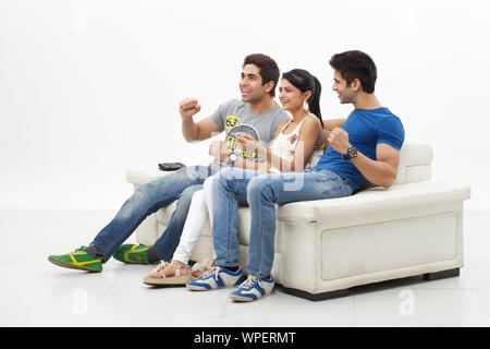 Groupe d'amis regardant la télévision et applaudisant Banque D'Images