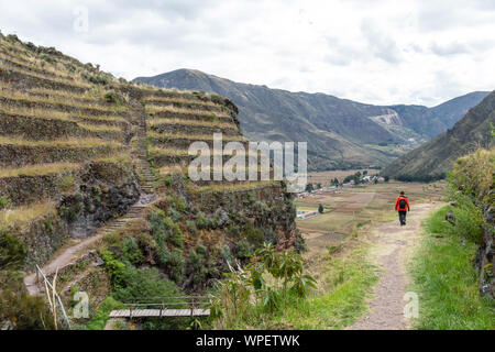 Jeune homme voyageant seul touristique dans la vallée sacrée. Homme Solo hiker with backpack visiter les ruines inca, monument en région de Cuzco, Pérou, Amérique du Sud Banque D'Images