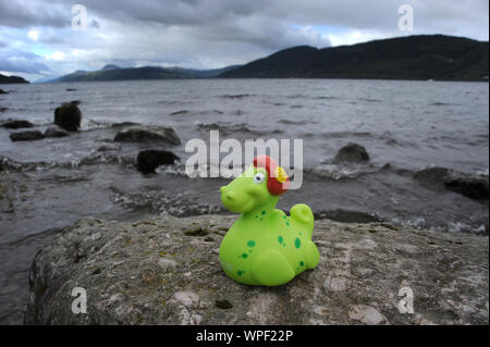 LOCH NESS MONSTER 'NESSIE' JOUET SUR LE CÔTÉ DU Loch Ness en Écosse RE MYSTÈRE MYTHES LÉGENDES TOURISME TOURISTES VACANCES ETC UK Banque D'Images