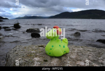 LOCH NESS MONSTER 'NESSIE' JOUET SUR LE CÔTÉ DU Loch Ness en Écosse RE MYSTÈRE MYTHES LÉGENDES TOURISME TOURISTES VACANCES ETC UK Banque D'Images