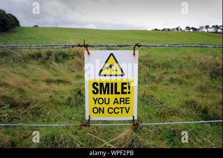 'SMILE' CCTV SIGN ON CLÔTURE RURALE RURAL CRIME NOUVEAU BRUISSEMENT DU VOL DE MOUTONS ANIMAUX ETC UK Banque D'Images
