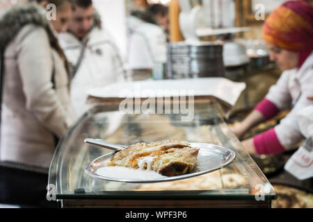 Traditionnelle bosniaque, fast food rue : tarte de Bosnie et cevapcici servi au restaurant et buregdzinica cevabdzinica Banque D'Images