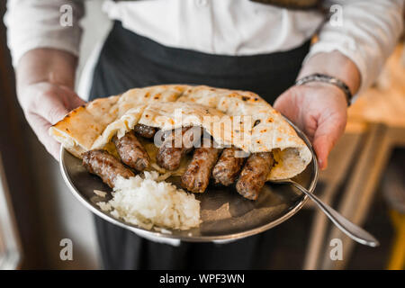 Traditionnelle bosniaque, fast food rue : tarte de Bosnie et cevapcici servi au restaurant et buregdzinica cevabdzinica Banque D'Images