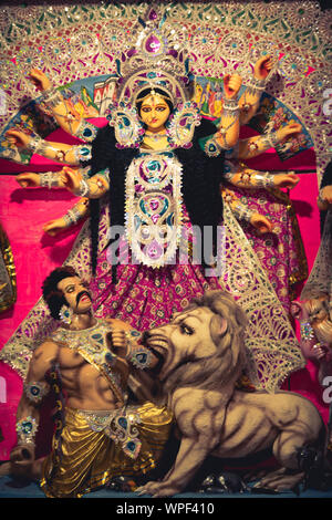 Idole de la déesse hindoue Durga lors du Bengale Durgapuja Festival. Image d'arrière-plan pour festival indien. Banque D'Images