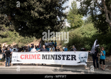 Jérusalem, Israël. 9 Septembre, 2019. Protestation contre les militants de l'Union démocratique PM Netanyahu citant soupçons criminel, immoral de campagnes et un blitz tentative de légiférer l'indemnité de caméras à l'intérieur des cabines de vote. Un assortiment de partis politiques ont manifesté devant le bâtiment du parlement israélien avec des messages similaires à venir de deux rondes des élections nationales pour le Parlement prévue pour le 17 septembre, 2019. Credit : Alon Nir/Alamy Live News. Credit : Alon Nir/Alamy Live News Banque D'Images