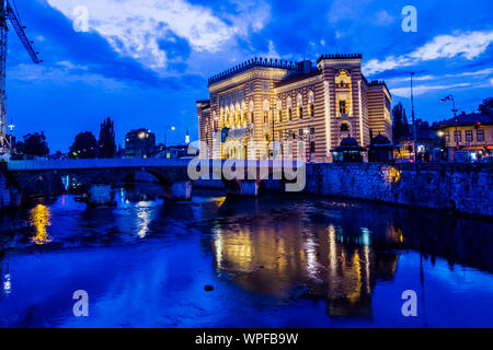 Sarajevo skyline at night avec les lumières de la ville Banque D'Images