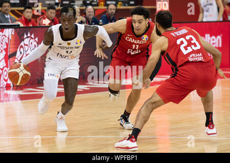 09 septembre 2019, la Chine, Shanghai : Basket-ball : WM, Allemagne - Canada, de placement à l'Oriental ronde centre sportif. L'Allemagne Dennis Schröder (l) joue contre le Canada's Andrew Nembhard (M) et du Canada Phil Scrubb. Photo : Swen Pförtner/dpa Banque D'Images