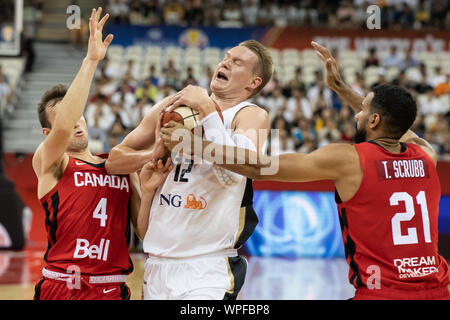 09 septembre 2019, la Chine, Shanghai : Basket-ball : WM, Allemagne - Canada, de placement à l'Oriental ronde centre sportif. L'Allemagne Robin Benzing (M) joue contre le Brady Heslip (l) et le Thomas Scrubb. Photo : Swen Pförtner/dpa Banque D'Images