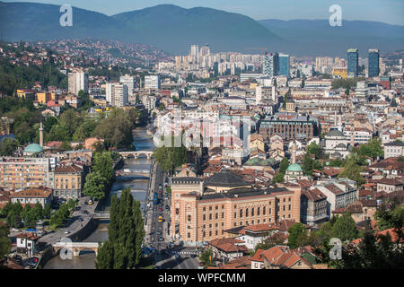 Skyline de Sarajevo, vu de Vratnik. Devant l'hôtel de ville de Sarajevo est un lieu de visite de Ferdinand Franc avant son assassinat à Sarajevo le 28. Banque D'Images