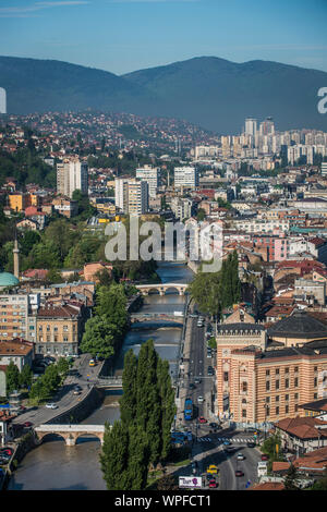 Skyline de Sarajevo, vu de Vratnik. Devant l'hôtel de ville de Sarajevo est un lieu de visite de Ferdinand Franc avant son assassinat à Sarajevo le 28. Banque D'Images