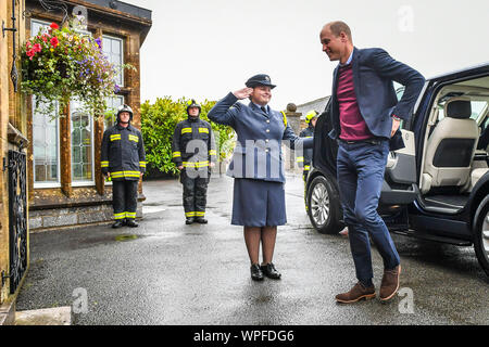 Le duc de Cambridge reçoit un hommage comme il arrive pour une visite à l'organisme de bienfaisance Pompiers Harcombe Chambre centre à Devon Chudleigh, par le soutien qu'il fournit aux membres de l'incendie et de secours et de leur famille. Banque D'Images