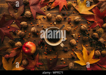 Automne pause café, tasse de boisson chaude vu directement au-dessus avec des fruits de saison d'automne et des feuilles sèches Banque D'Images