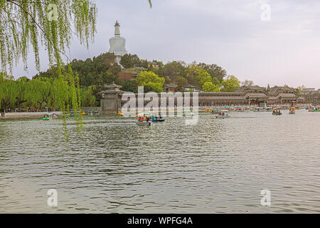 Editorial : BEIJING, CHINE, le 6 avril 2019 - voir l'île aux fleurs de Jade avec des bateaux sur le lac dans le parc Beihai à Pékin Banque D'Images