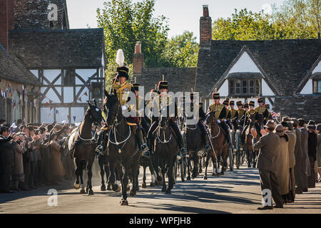 La troupe Kings Royal Horse Artillery pendant le tournage d'un film de smash TV tapez Downton Abbey pour le cinéma. La scène a été tourné dans le haut St le National Trust village de Lacock dans le Wiltshire avec 80 chevaux et d'armes à feu et plus de 250 figurants acclamations et agitaient des drapeaux comme la parade passée. Banque D'Images