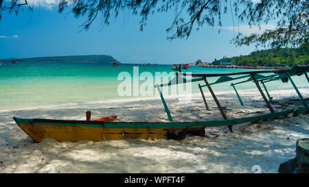 Une épave de bateau avec des ordures sur une plage, l'île de Koh Rong, Cambodge Banque D'Images