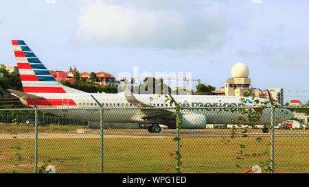 American Airlines Boeing 737-823 N858NN s'aligne sur la piste avant de décoller de l'Aéroport International Princess Juliana SXM, Sint Maarten. Banque D'Images