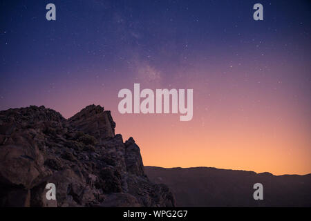 Silhouette de rochers dans le Parc National du Teide après le coucher du soleil dans la nuit étoilée, Tenerife, Espagne, Europe Banque D'Images