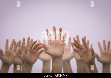 Groupe de mains humaines levées haut sur fond rose. Concept business Banque D'Images