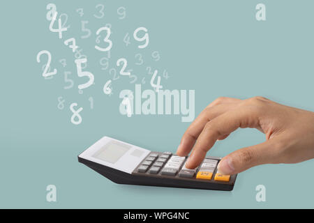 La main à l'aide d'une calculatrice pour calculer le nombre, l'idée concept. Banque D'Images