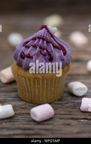 Mini cupcakes délicieux sur un fond doux de dessert, vintage pour Noël, nouvel an et saint valentin Holliday. Banque D'Images