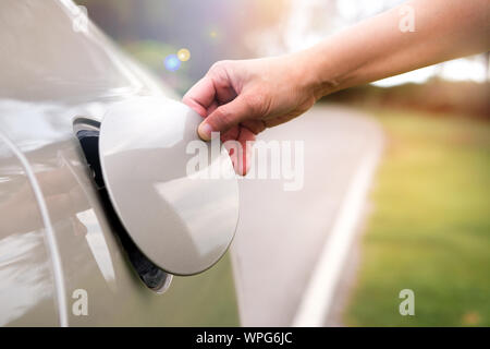 Part ouvrir le bouchon d'huile de la voiture pour faire le plein. Banque D'Images