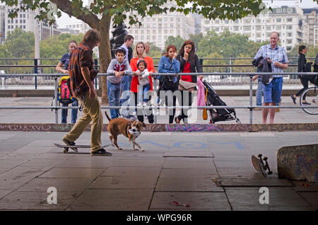 Les jeunes hommes effectuant cascades sur/BMX Skateboards au South Bank Centre de Londres. Banque D'Images