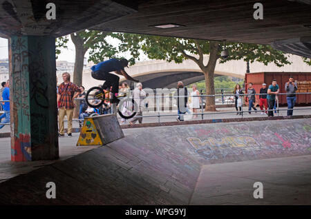 Les jeunes hommes effectuant cascades sur/BMX Skateboards au South Bank Centre de Londres. Banque D'Images