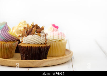 Cupcakes sont joliment décorées de façon claire l'éclairage, la sélection du point AF. Banque D'Images