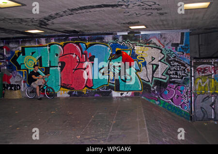 Les jeunes hommes effectuant cascades sur/BMX Skateboards au South Bank Centre de Londres. Banque D'Images