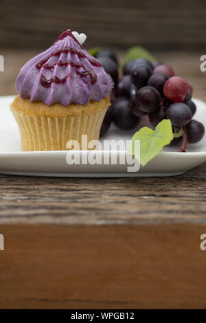 Mini cupcakes délicieux sur un fond doux de dessert, vintage pour Noël, nouvel an et saint valentin Holliday. Banque D'Images