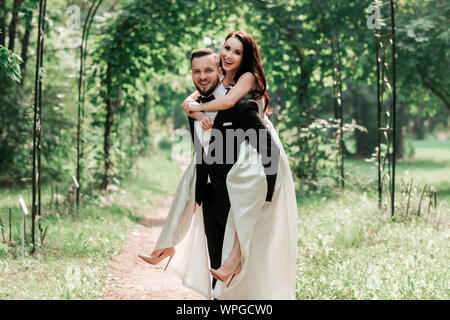 Cheerful couple permanent, sous l'arche de mariage Banque D'Images