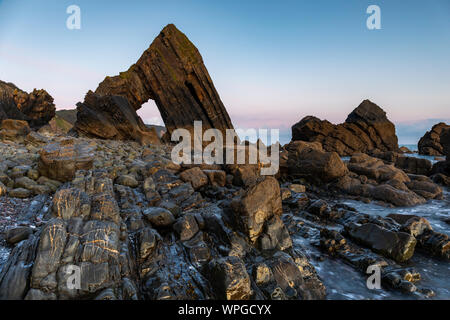 En Mouthmill Rock Blackchurch Beach sur la côte nord du Devon. Banque D'Images