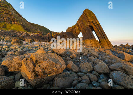 Lever du soleil illumine Blackchurch à Mouthmill Rock Beach sur la côte nord du Devon. Banque D'Images